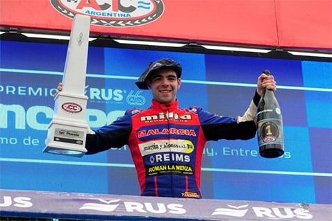 Germán Todino (Ford Mustang) festeja en el podio de Concepción del Uruguay.