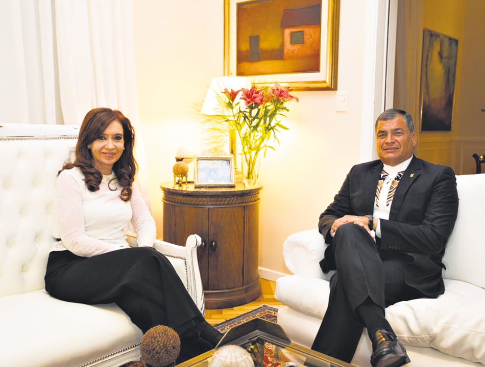Correa visitó a CFK en su departamento de Recoleta, donde dialogaron durante más de una hora.
