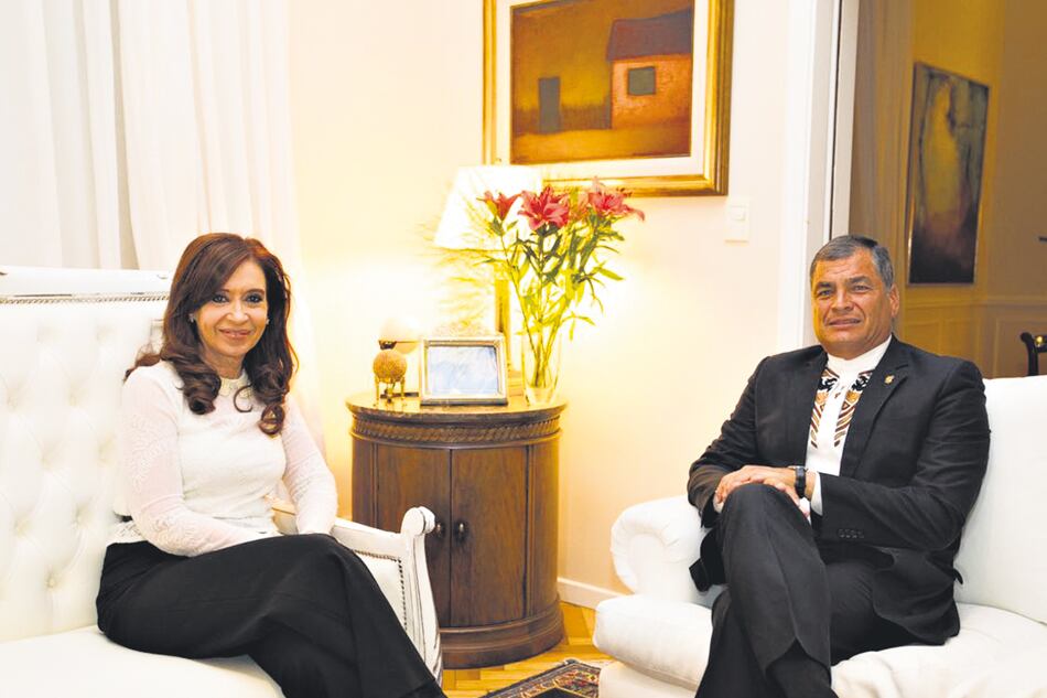 Correa visitó a CFK en su departamento de Recoleta, donde dialogaron durante más de una hora.