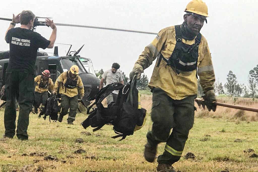 Brigadistas de todo el país combaten los incendios en Corrientes.