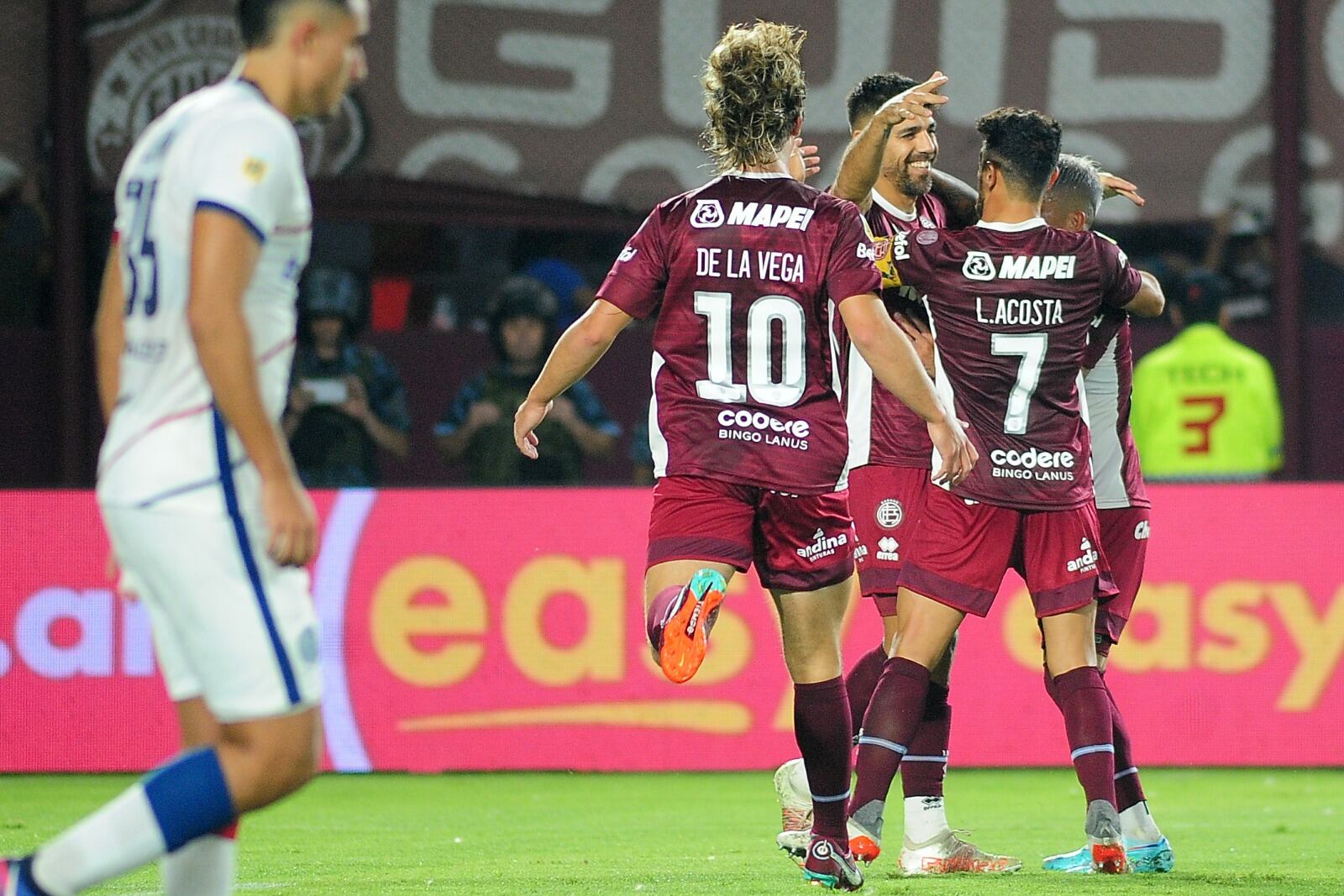 Todos saludan a Leandro Díaz, goleador y arquero en Lanús