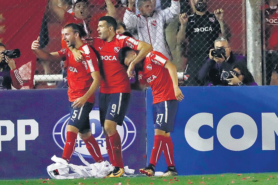 Gigliotti festeja su segundo gol abrazado a Silva, autor del centro que el Puma desvió.