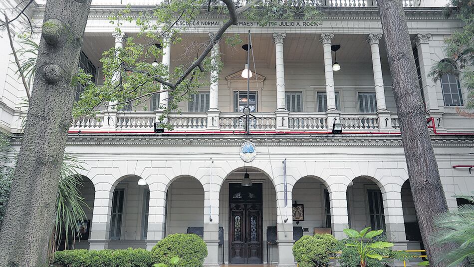 El Normal Roca, donde los atacó una patota y luego un policía.