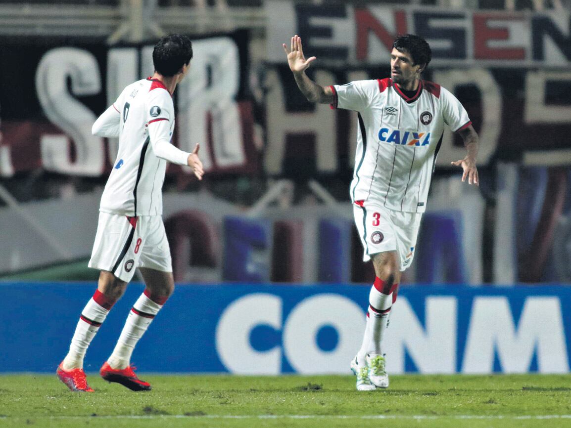 El ex Huracán Lucho González festeja su gol, el único del encuentro.