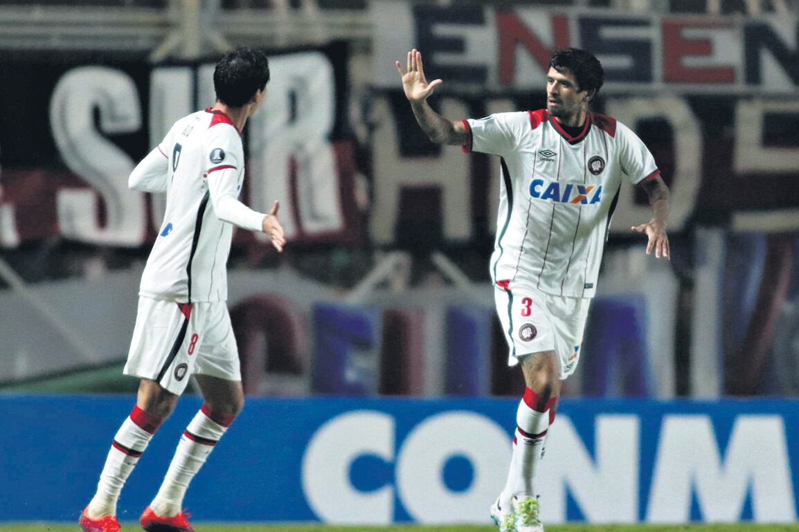 El ex Huracán Lucho González festeja su gol, el único del encuentro.