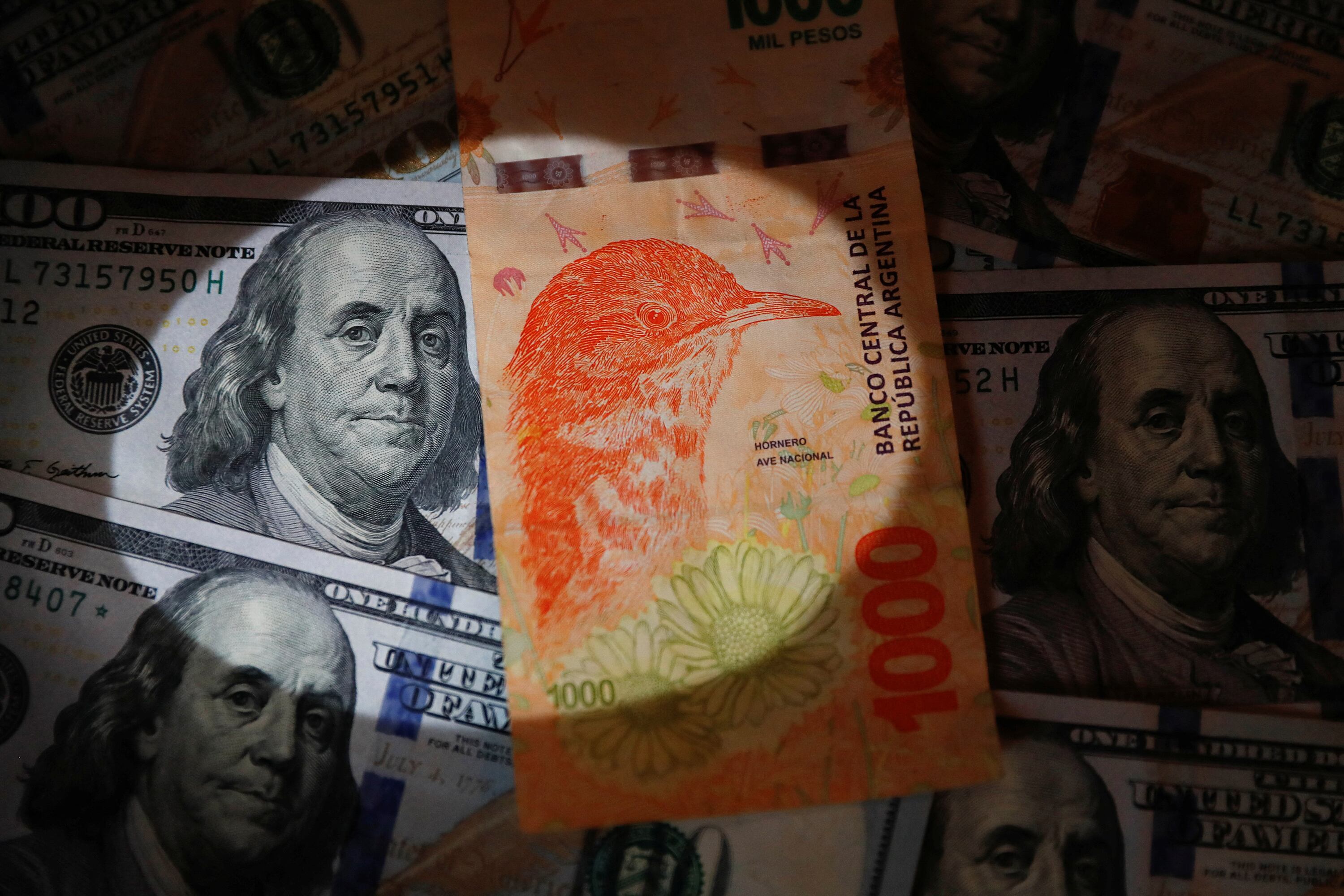 El denominado dólar "blue" se ubica en 316 pesos por unidad.