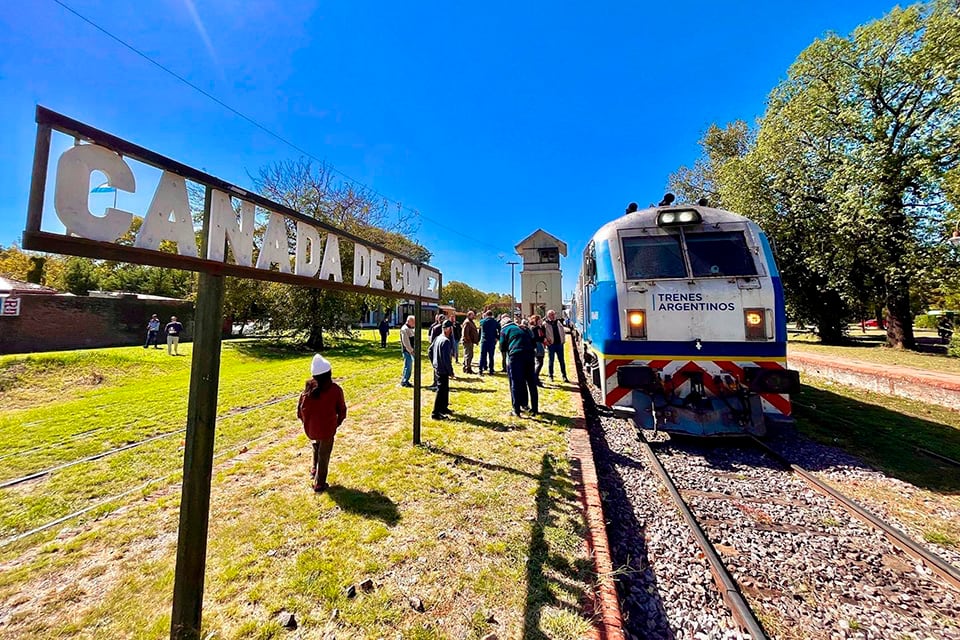 El tren que une Rosario y Cañada de Gómez.