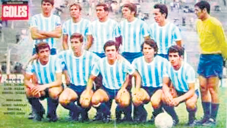 El equipo de Gimnasia y Esgrima de Jujuy donde jugó Rojas, posando para la revista Goles.