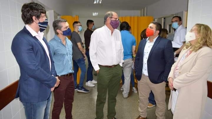 Issa junto a Camacho (centro) recorriendo el Hospital del Carmen