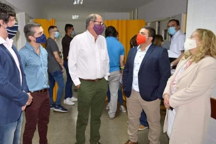 Issa junto a Camacho (centro) recorriendo el Hospital del Carmen