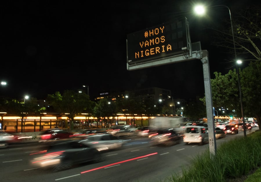 "#HoyvamosNIgeria" dicen desde la madrugada los carteles de tránsito de la Ciudad.