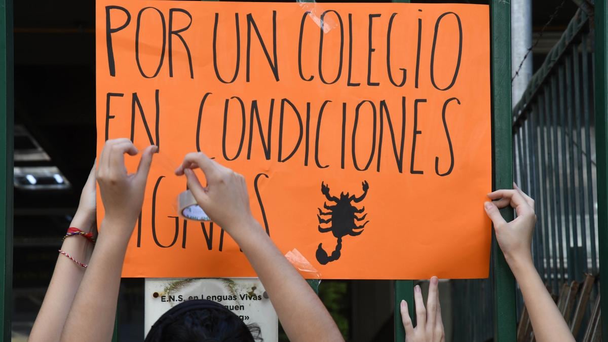El gobierno porteño comenzó la limpieza y remoción de escombros del colegio, pero la comunidad educativa mañana volverá a movilizarse frente al colegio.