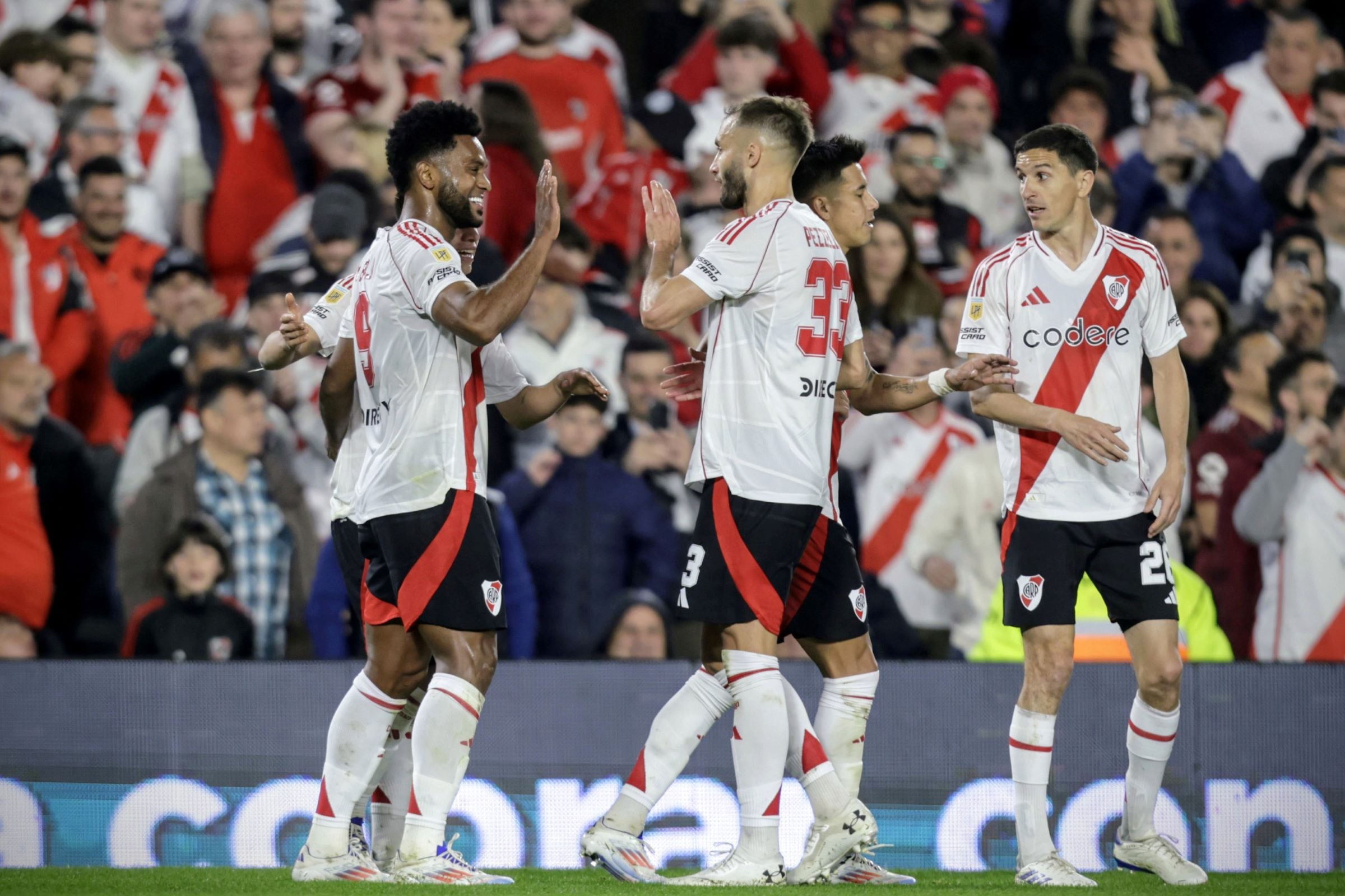 Borja y festeja el segundo tanto de su equipo