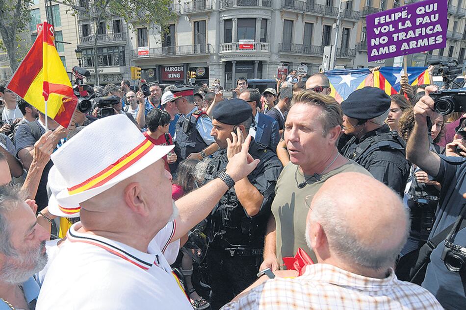 Monárquicos discuten con independentistas en las calles de Barcelona durante el aniversario del atentado.