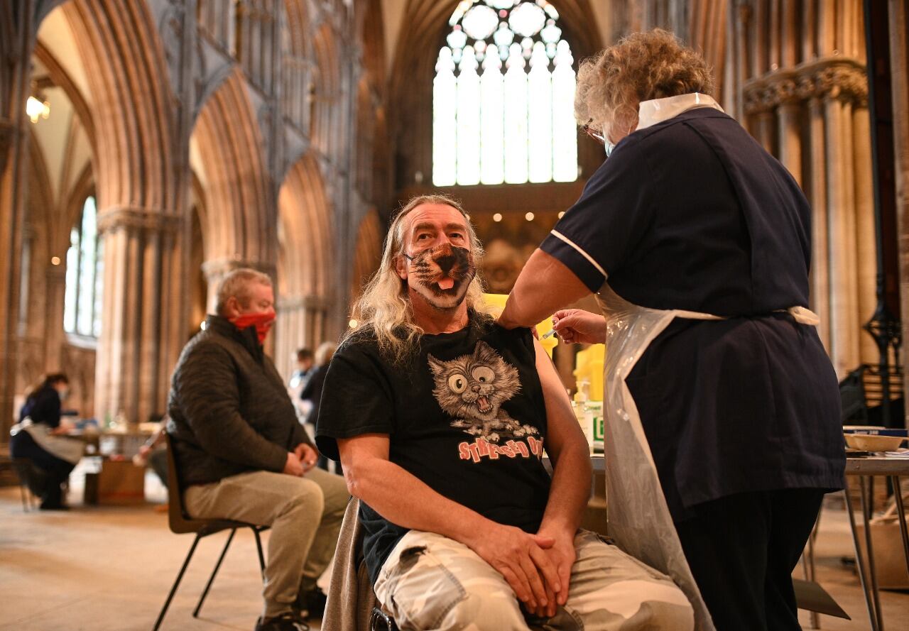 Vacunación de una dosis de AstraZeneca en la catedral de Lichfield, Gran Bretaña.