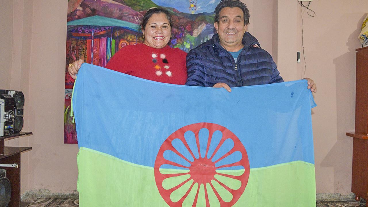 Elizabeth Infante de Juan y su marido Roberto Juan, sosteniendo la bandera del Pueblo Gitano