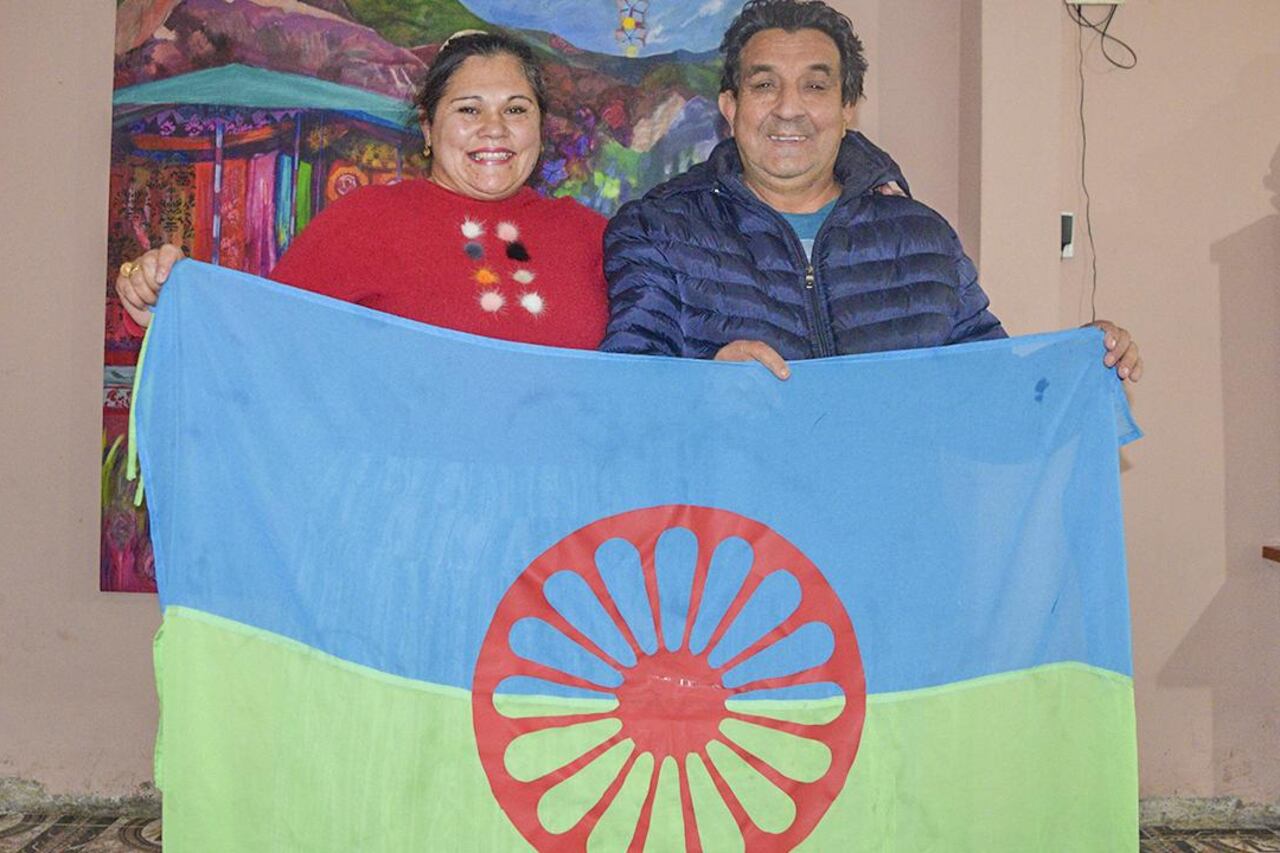Elizabeth Infante de Juan y su marido Roberto Juan, sosteniendo la bandera del Pueblo Gitano