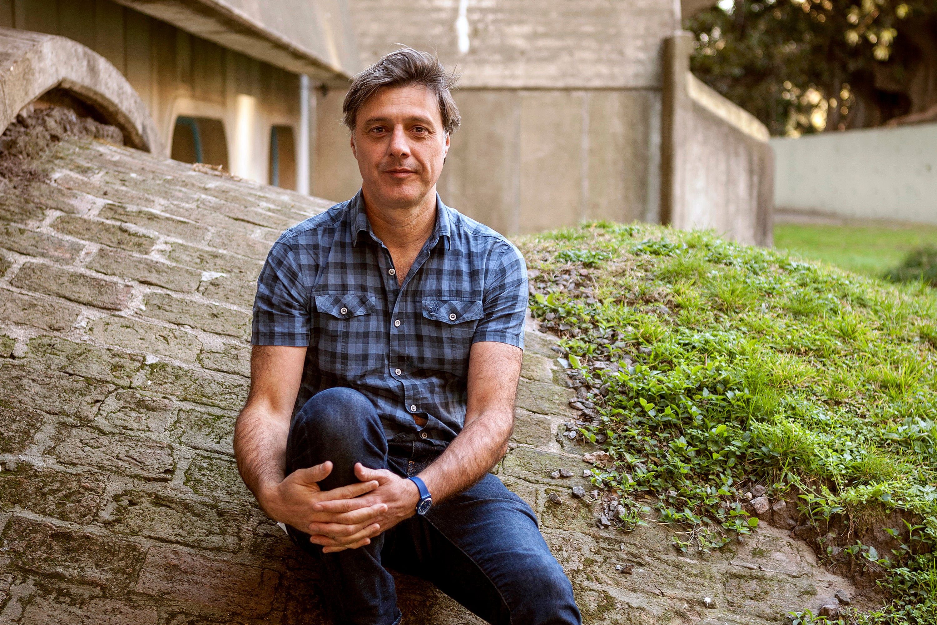 Barba ganó el Premio Herralde en 2017 por su novela República luminosa.