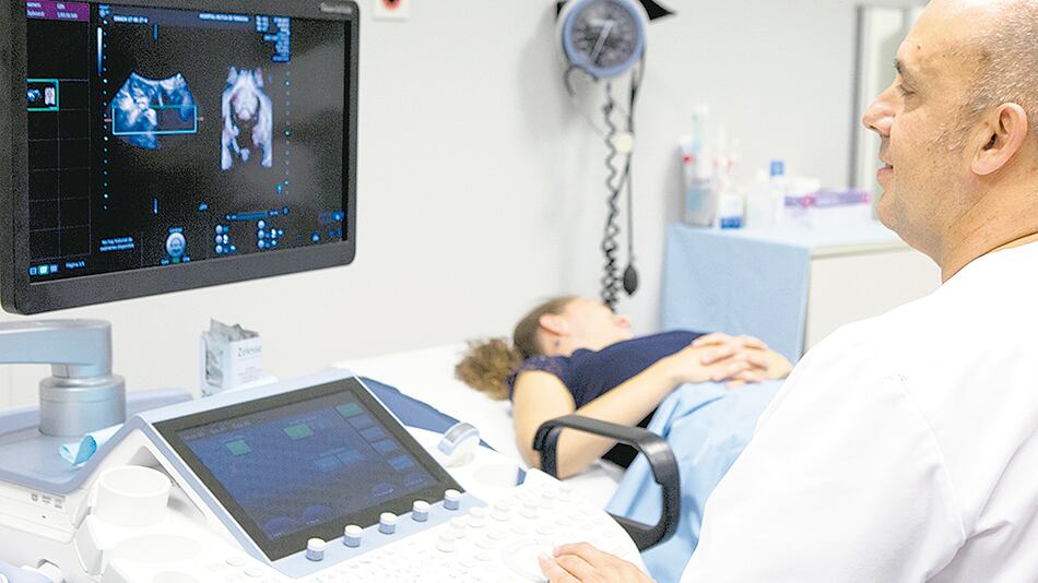 El ajuste supera el incremento salarial y está forzando a miles de afiliados a abandonar la prepaga.