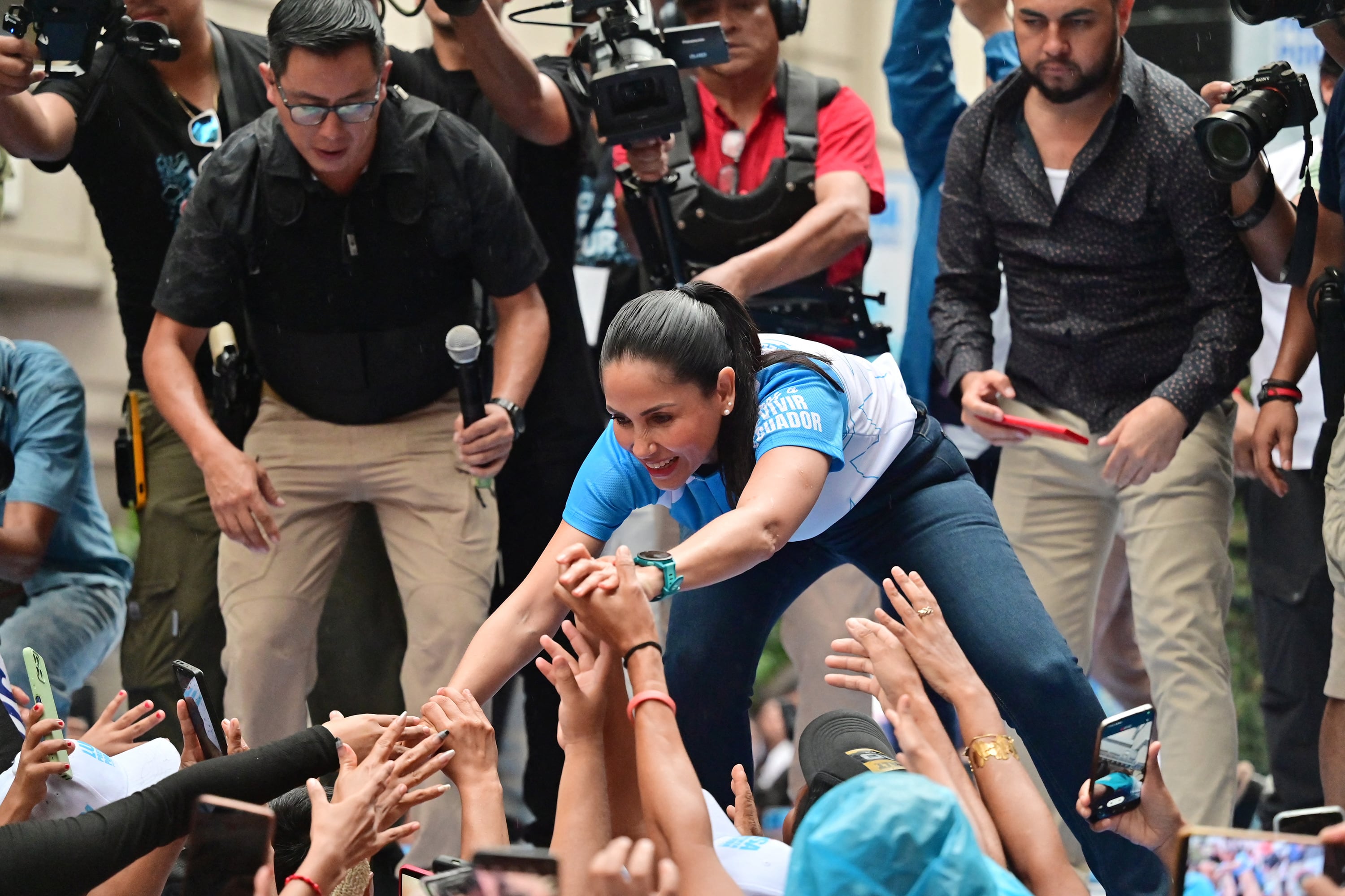 Luisa González saluda a simpatizantes durante su cierre de campaña en Guayaquil.  