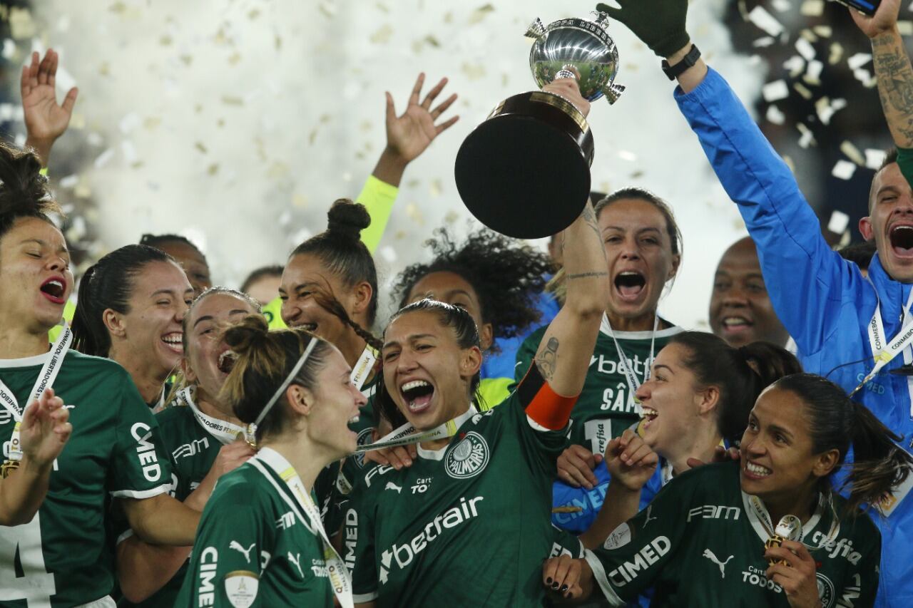 Las jugadores brasileñas levantan la Copa Libertadores