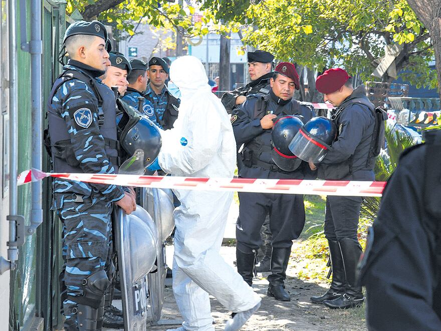 La Policía Científica trabajó más de cinco horas para desenterrar el cuerpo.