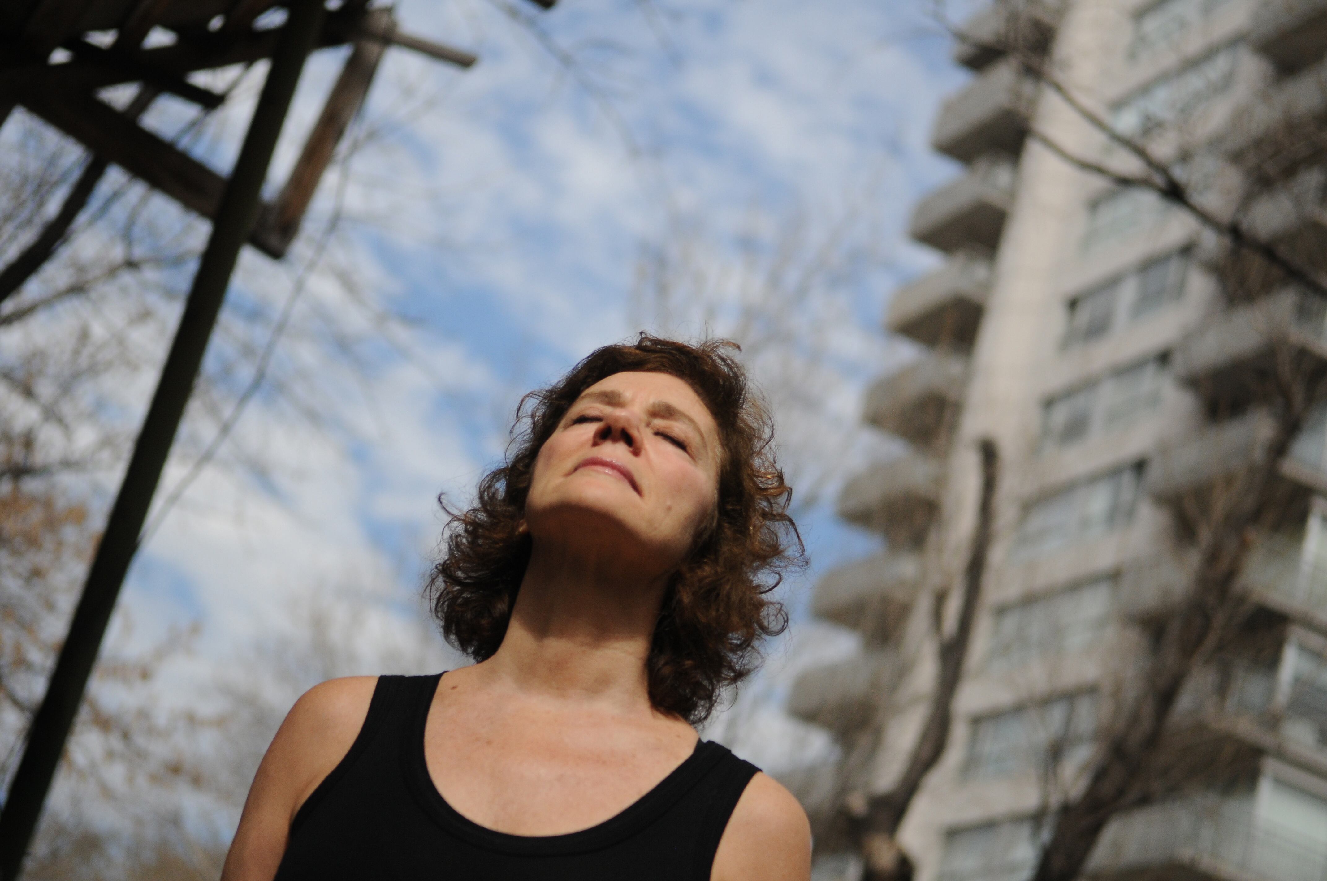 Onetto se recibió de psicóloga, profesión que nunca ejerció pero que se filtra en su capacidad reflexiva.