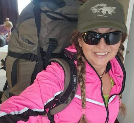 Mihaela Gabi Ianosi, mochila cargada, a punto de salir hacia el Aconcagua. Imagen Faceebook