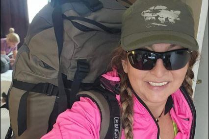 Mihaela Gabi Ianosi, mochila cargada, a punto de salir hacia el Aconcagua. Imagen Faceebook