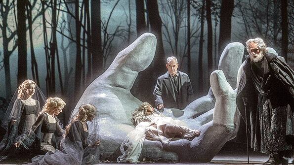 La puesta en escena es de la española Susana Gómez y la dirección musical, del mexicano Enrique Diemecke.