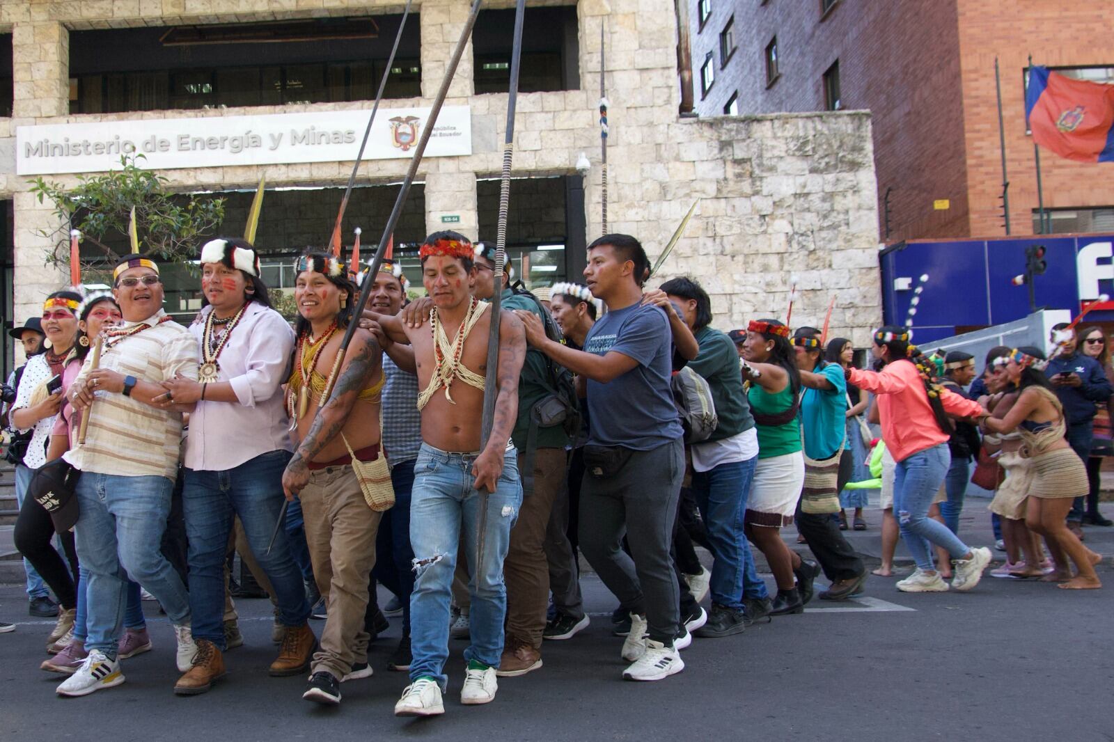 Protesta indígena frente al ministerio de Energía en Quito