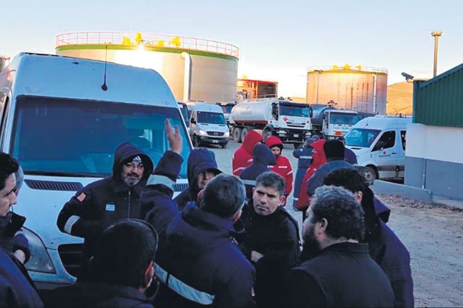 Los trabajadores de Tecpetrol decidieron permanecer en las instalaciones para preservar la actividad.