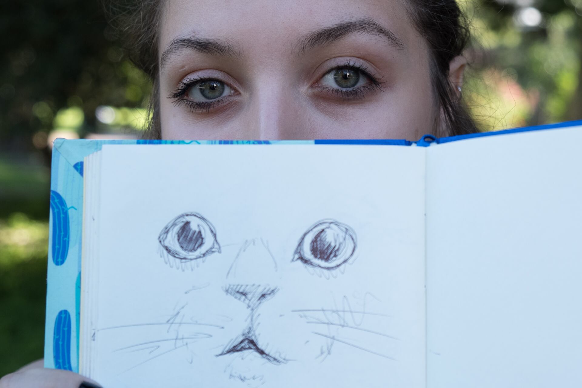 Dolores Alcatena hace la suya a partir de monstruos, animales y esculturas, y en ediciones de autora y autogestivas.