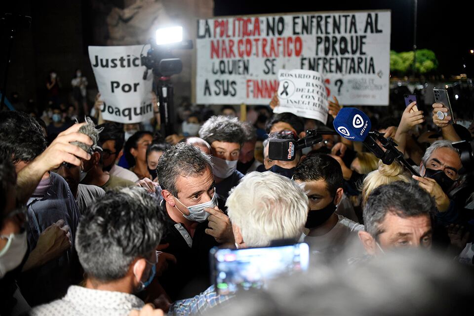 Javkin, como Perotti, quedó cara a cara con los manifestantes.