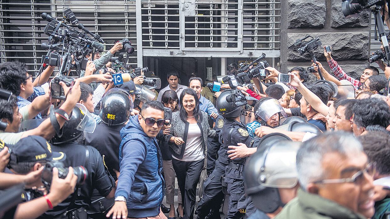 Keiko Fujimori muy sonriente antes de declarar; hasta se sacó fotos con funcionarias de la fiscalía.