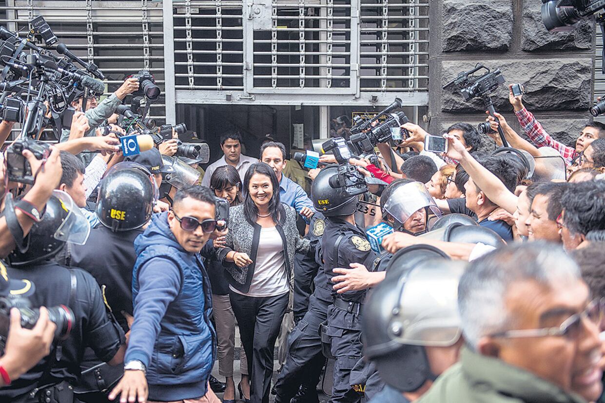 Keiko Fujimori muy sonriente antes de declarar; hasta se sacó fotos con funcionarias de la fiscalía.