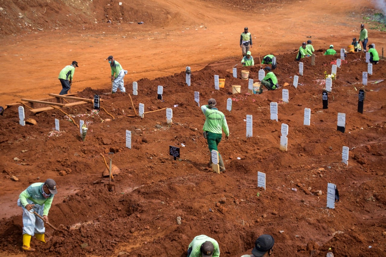 Casi no hay enterradores disponibles en el país por la afluencia de cuerpos que llegan a los cementerios. 