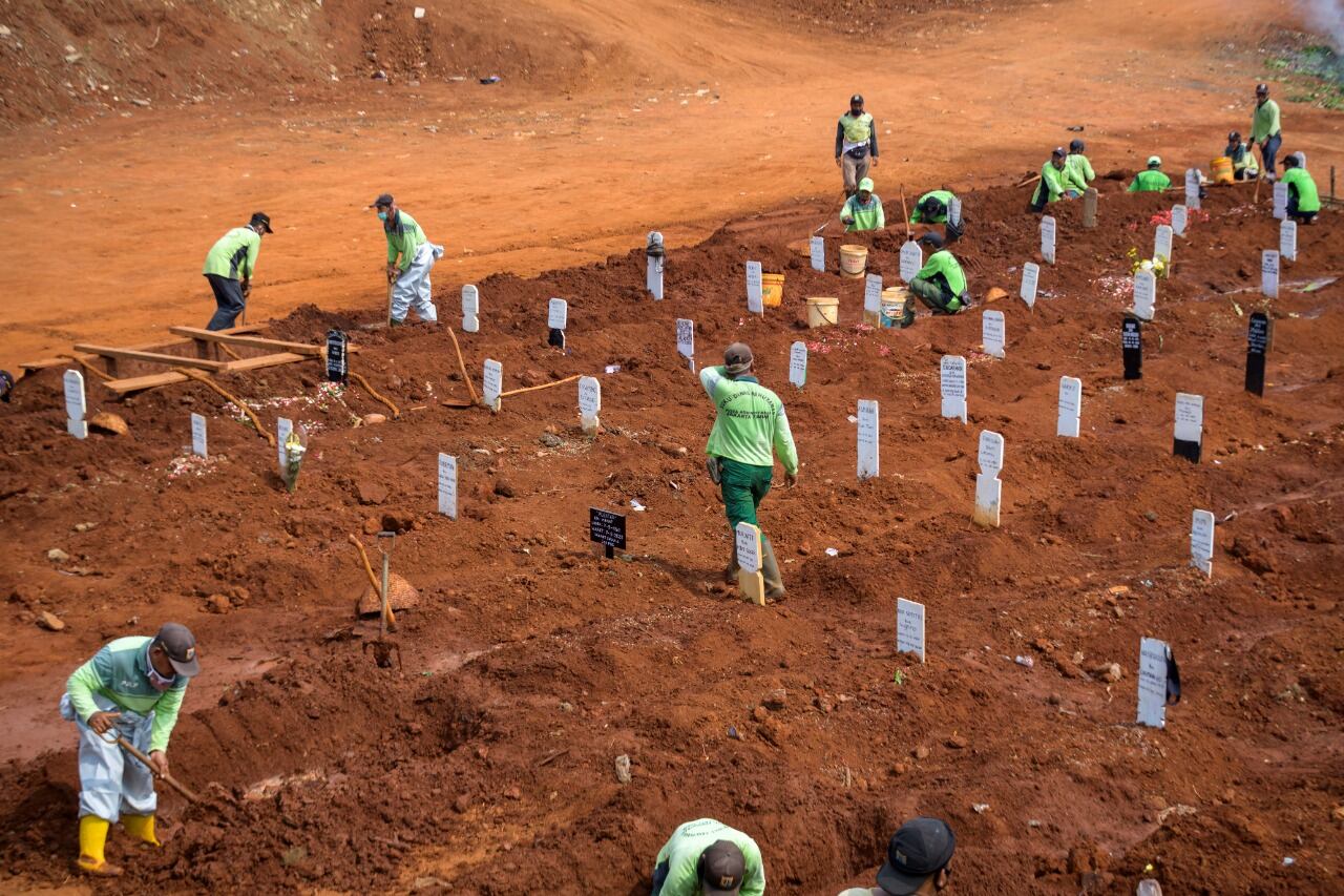 Casi no hay enterradores disponibles en el país por la afluencia de cuerpos que llegan a los cementerios.