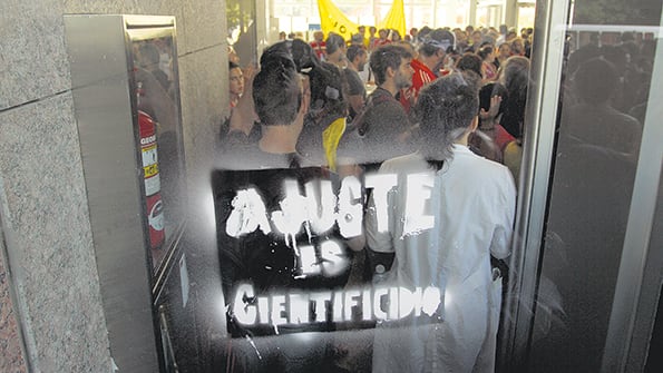 Los becarios debieron tomar de manera pacífica la sede del Conicet para mejorar sus becas.