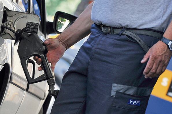 Axion aumentó ayer hasta 7 por ciento sus precios y Shell subió hoy hasta 6 por ciento.