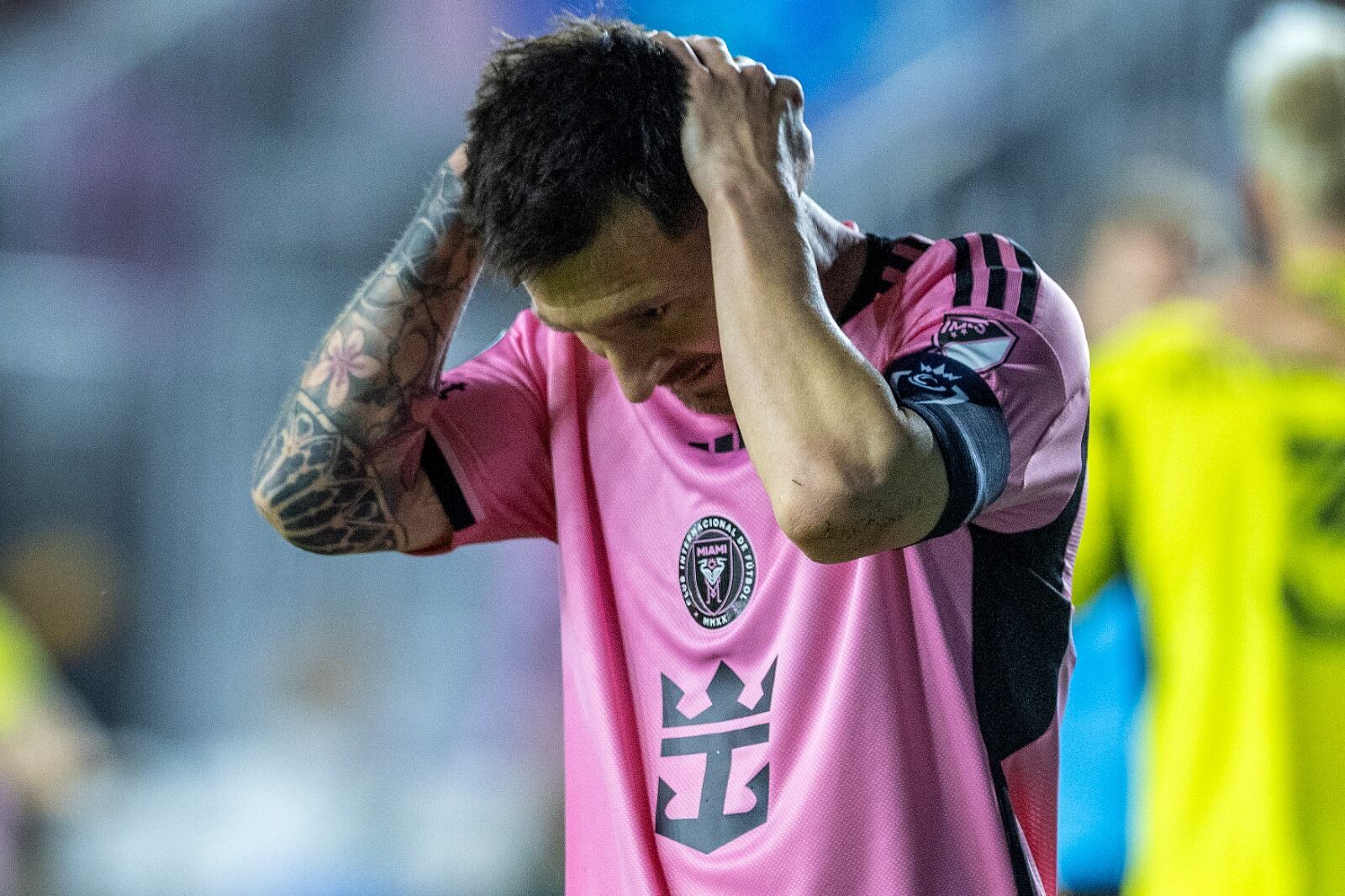 Messi se toma la cabeza al salir de la cancha.