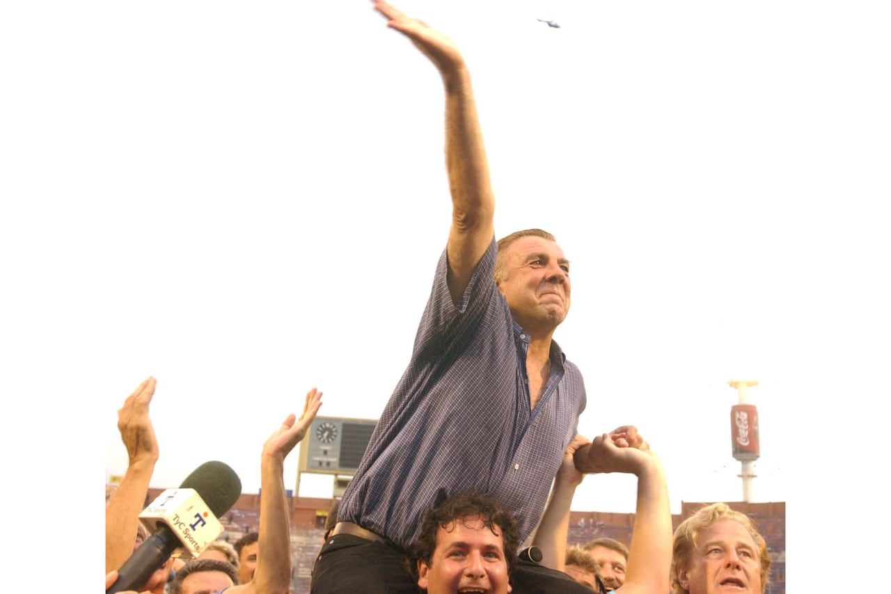 Mostaza Merlo en andas, tras la coronación. A la derecha, su histórico ayudante de campo, René Daulte