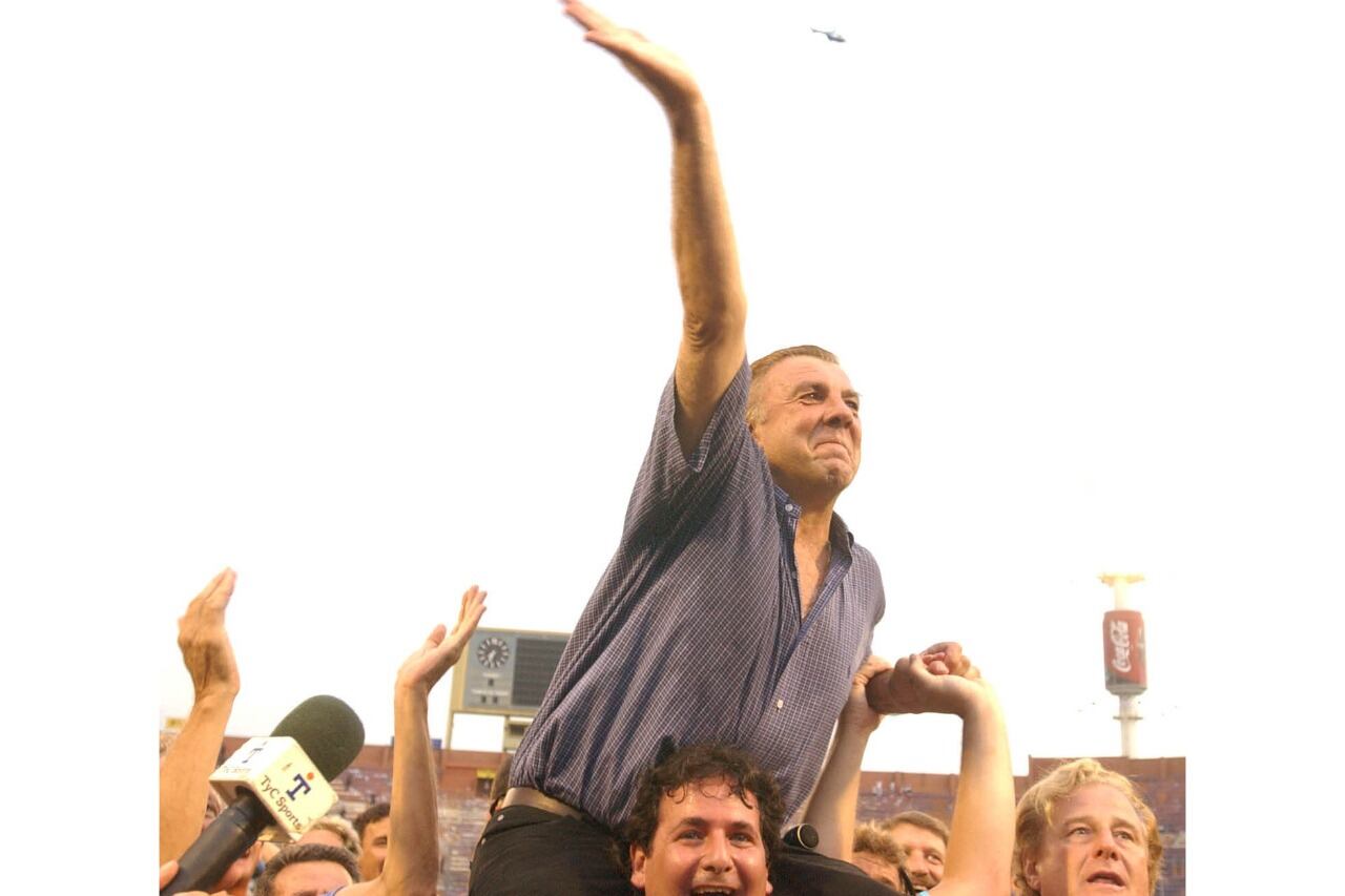 Mostaza Merlo en andas, tras la coronación. A la derecha, su histórico ayudante de campo, René Daulte