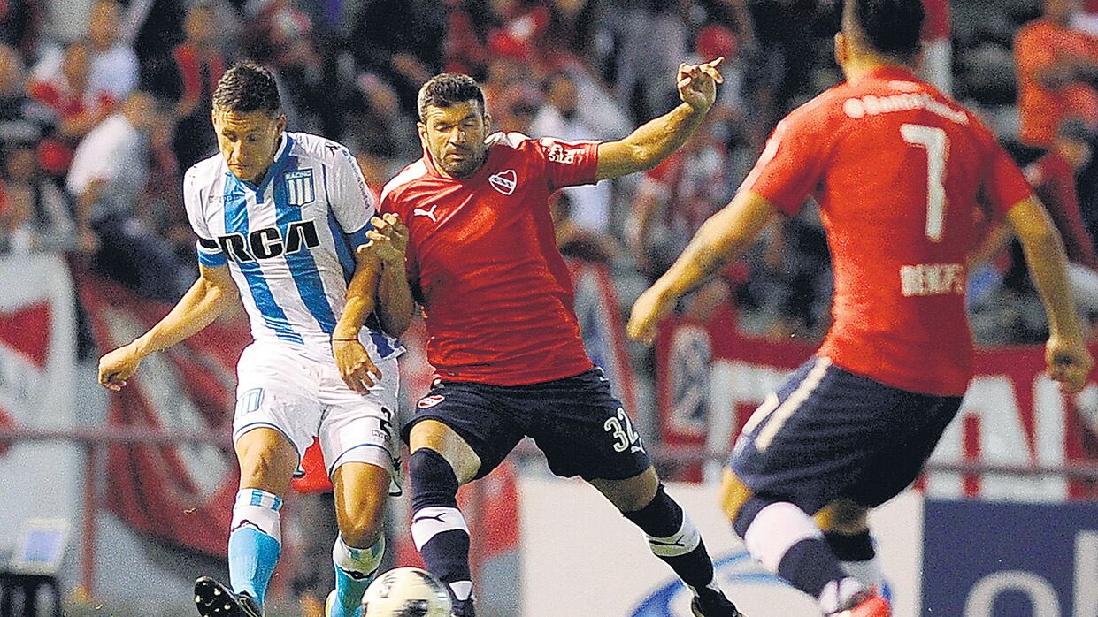 Gigliotti y Benítez meten presión para recuperar la pelota.