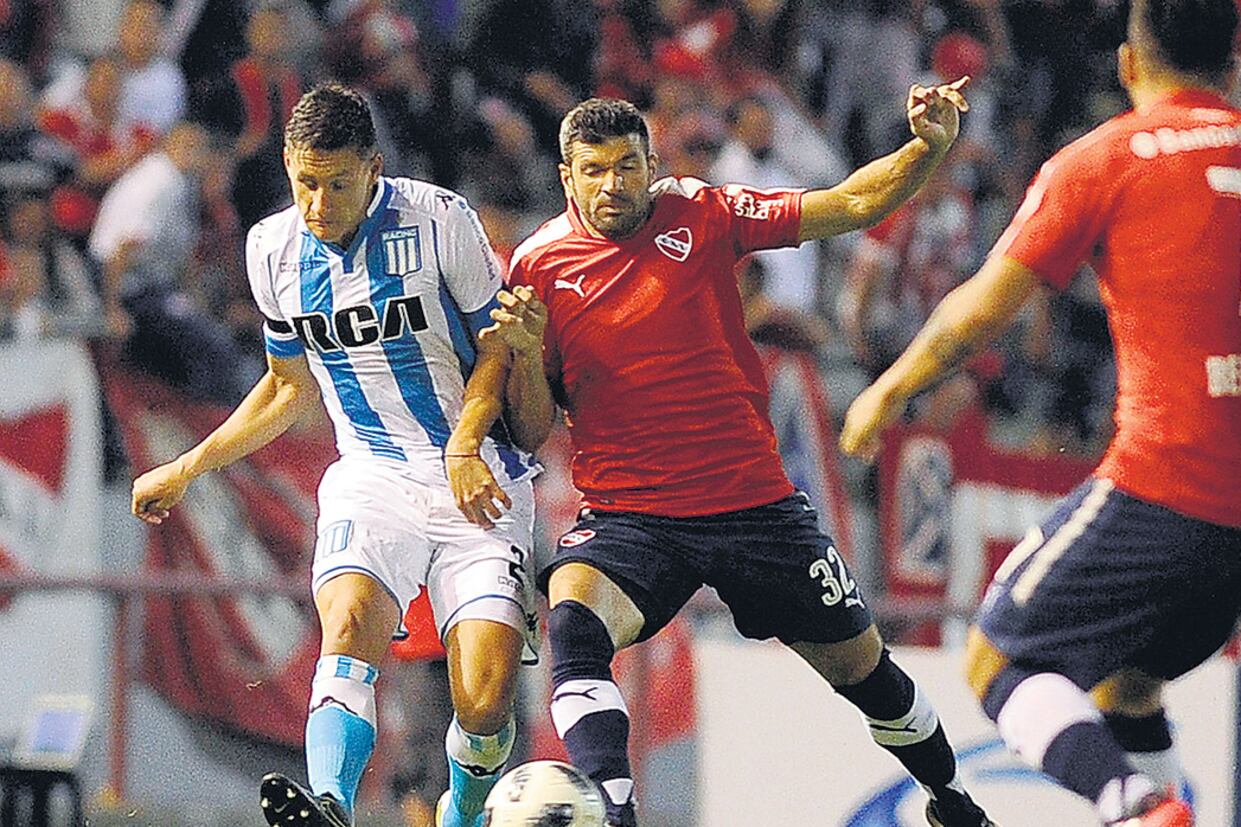 Gigliotti y Benítez meten presión para recuperar la pelota.