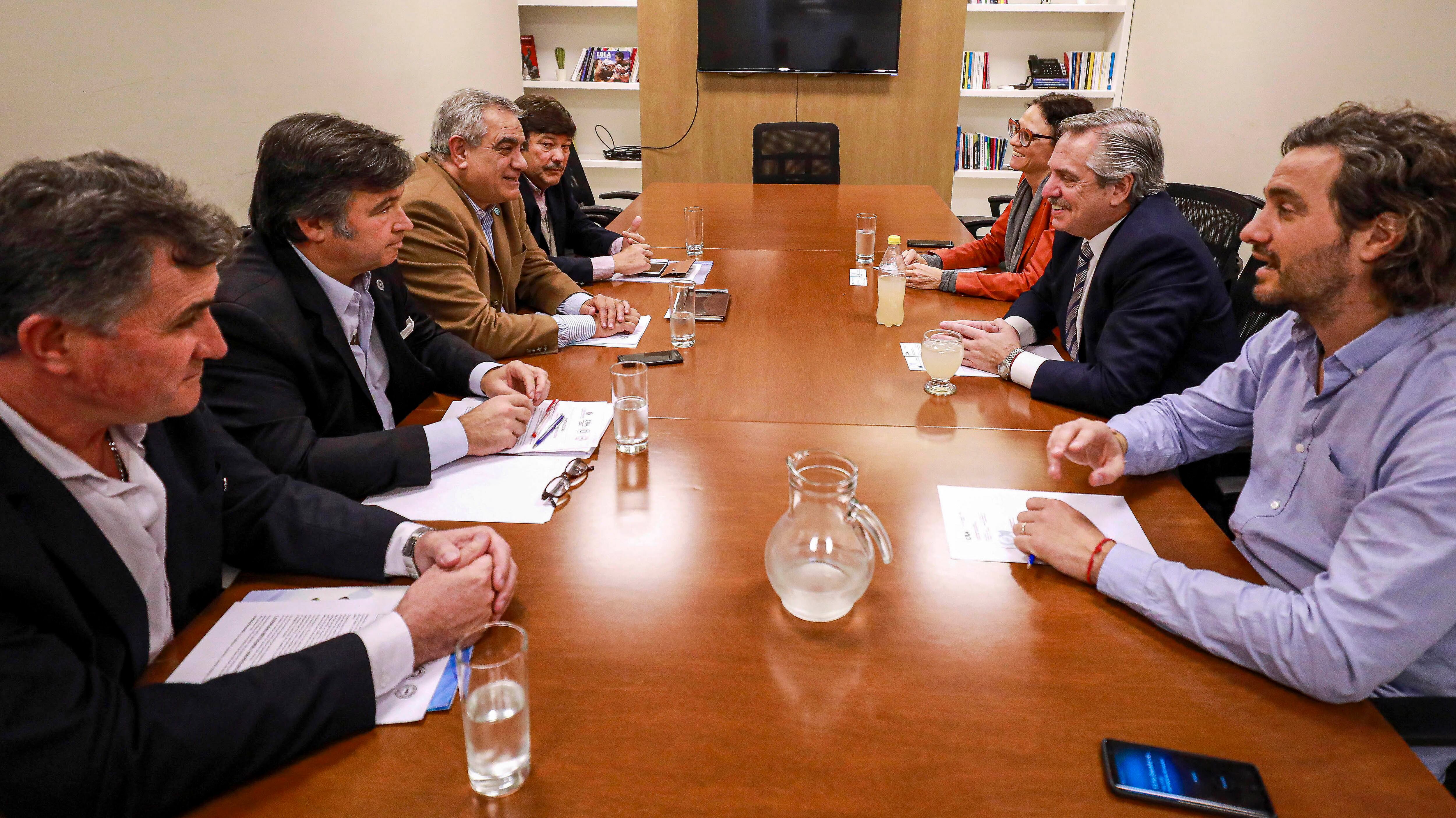 Alberto Fernández recibió a las entidades junto a Santiago Cafiero y Cecilia Todesca.
