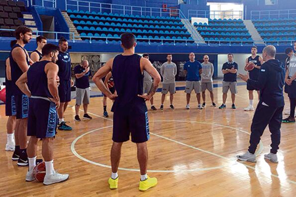 Charla de los jugadores con el entrenador Oveja Hernández.