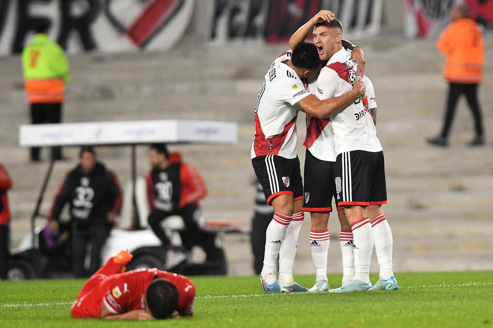 Los jugadores de River abrazan a Barco luego de su gol