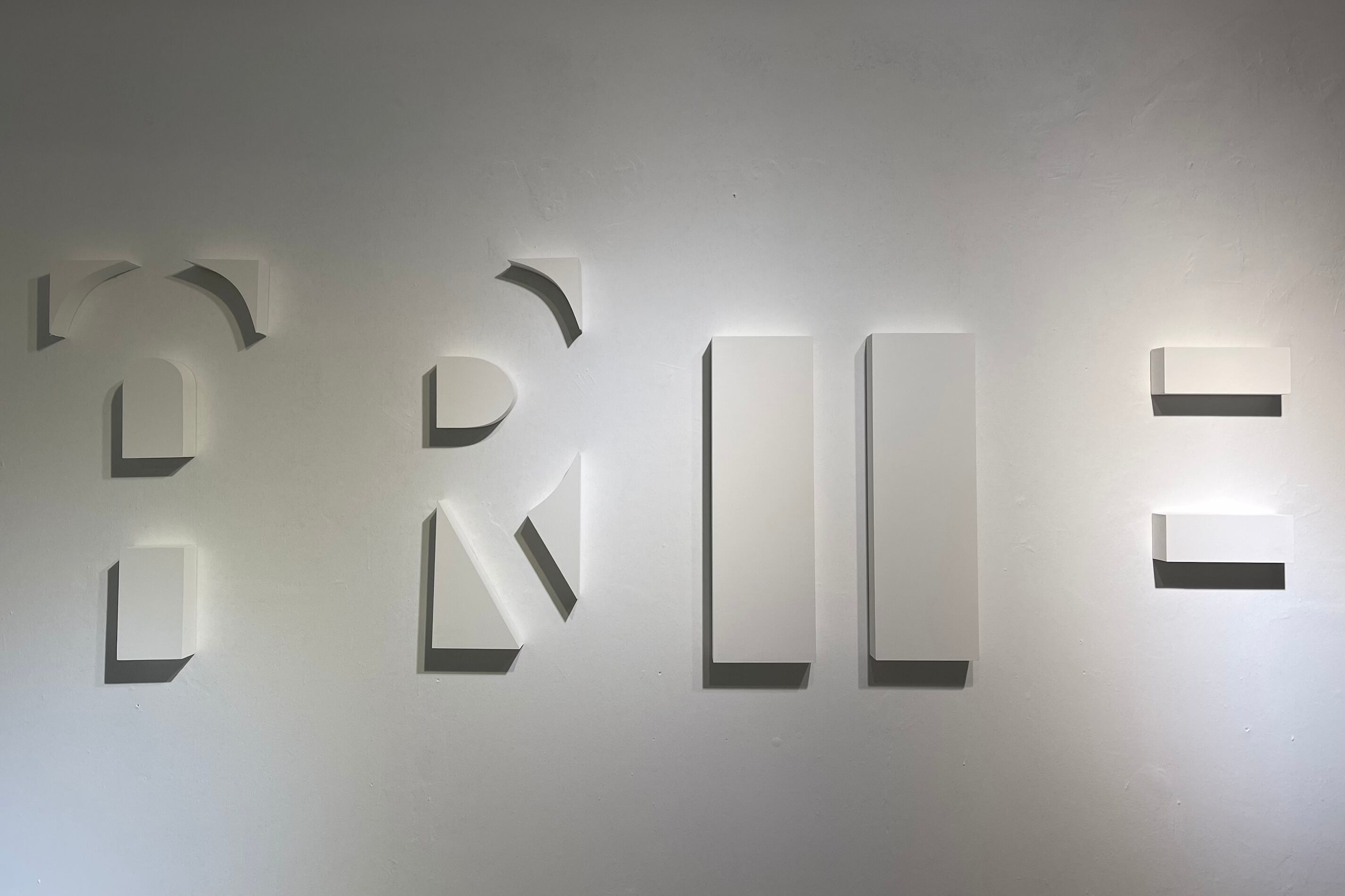 "Archipiélago", de Pablo Guiot: la palabra arte, en negativo. Abajo: "Proyección", instalación de Pablo Guiot. Más abajo: "Contemplación", de Guiot.