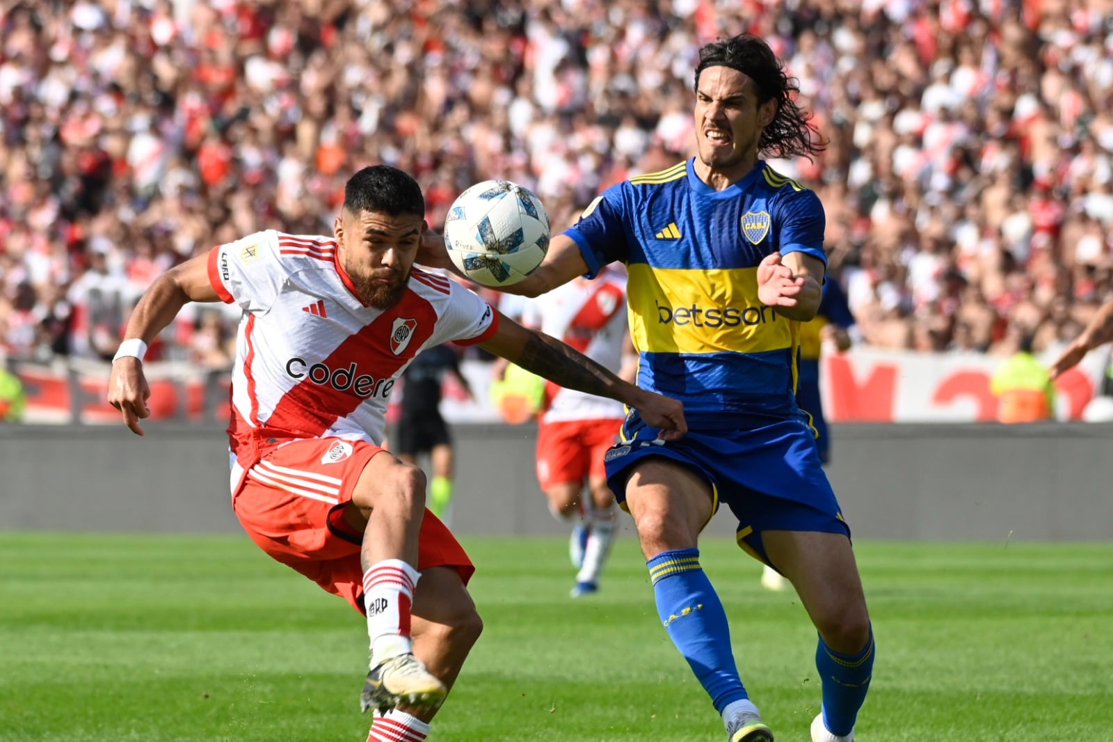 Paulo Díaz y Cavani tuvieron un duelo personal